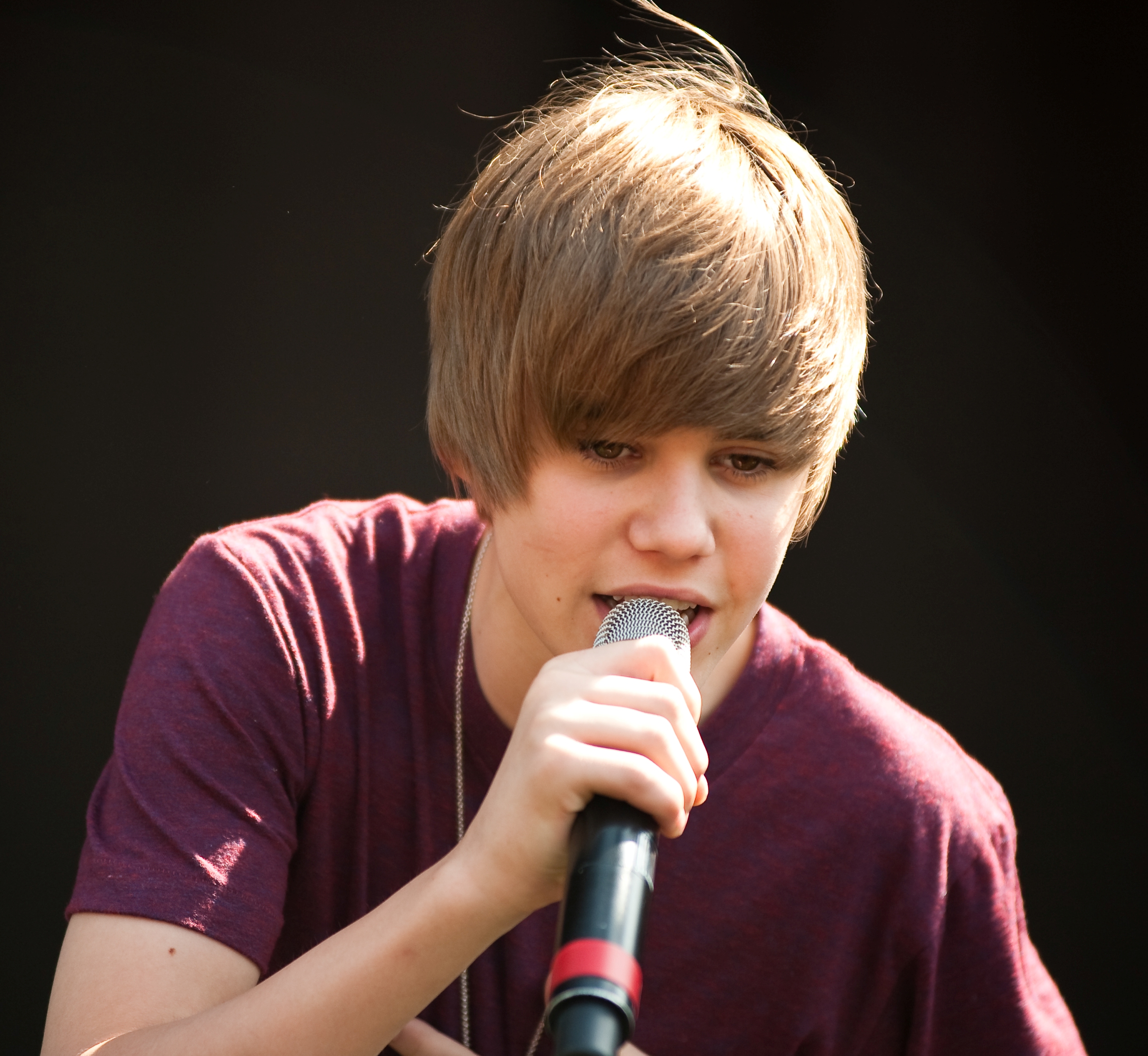 1. O fenômeno musical que encanta o mundo: Justin Bieber e seu show inesquecível!